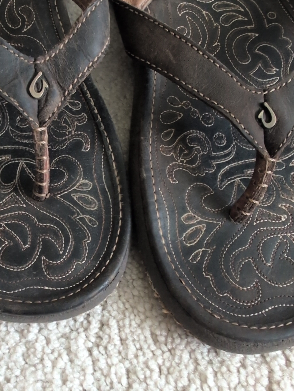 OluKai Women's Brown Paniolo Premium Leather Embossed Thong Sandals Size 8 - Picture 2 of 7